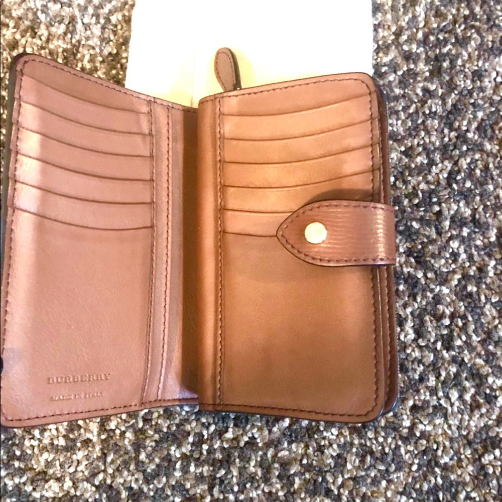 🛑SOLD🛑 Burberry wallet 100% authentic - Picture 5 of 8
